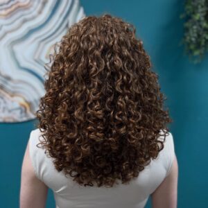 Krullend haar wordt droog geknipt tijdens een professionele curly cut